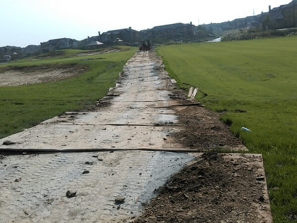 天津市津南区建华兴机械设备租赁站 ，钢板出租，租赁 ，工地垫道板出租 ，价格便宜 ，服务周到 。